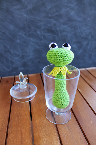 Not 2 late to craft: Sonall de la granota Gustau / Kermit the frog crochet rattle