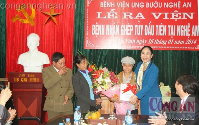 Bà Đinh Thị Lệ Thanh - PCT UBND tỉnh Nghệ An chúc mừng bệnh nhân và gia đình