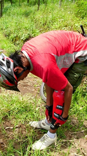 Menghadapi jalanan yang agak berbahaya, kami harus menggunakan perlengkapan tambahan untuk melindungi lutut, tulan kering, dan siku.