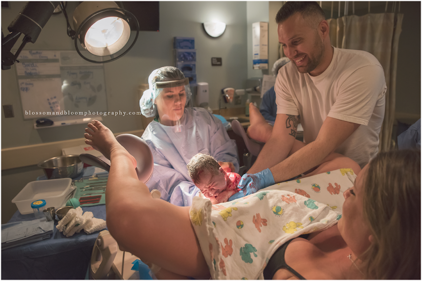 10 Emotional Photos of Dads Helping Their Wives Give Birth