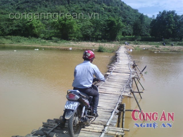 Người dân xóm Cốc Mẵm vẫn phải qua cầu tre không đảm bảo an toàn