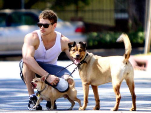 guys pets 12 Afternoon eye candy: Guys with animals! (25 photos)