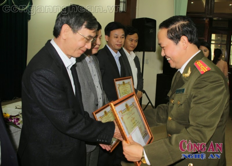 Đại tá Nguyễn Tiến Dần - Phó giám đốc Công an tỉnh trao giấy khen của Giám đốc Công an Nghệ An cho các tập thể cá nhân có thành tích xuất sắc