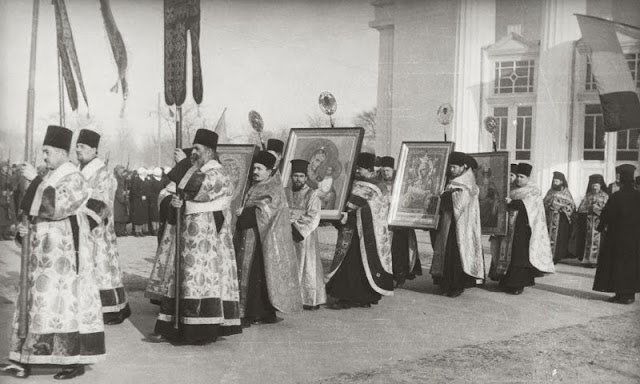 Regele Carol al II-lea şi Regele Mihai, de Bobotează, la Chișinău, în anul 1940 Regele Carol al II-lea şi Regele Mihai, de Bobotează, la Chișinău, în anul 1940