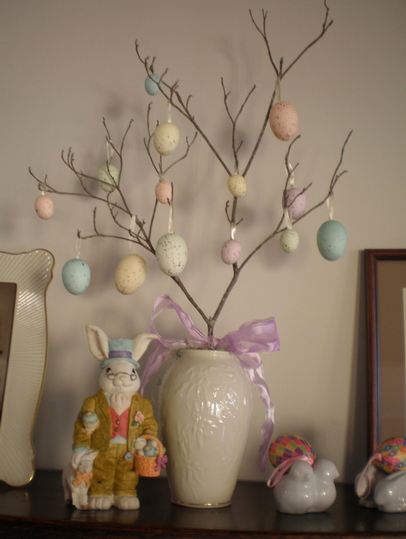 Decorar con un árbol de Pascua.