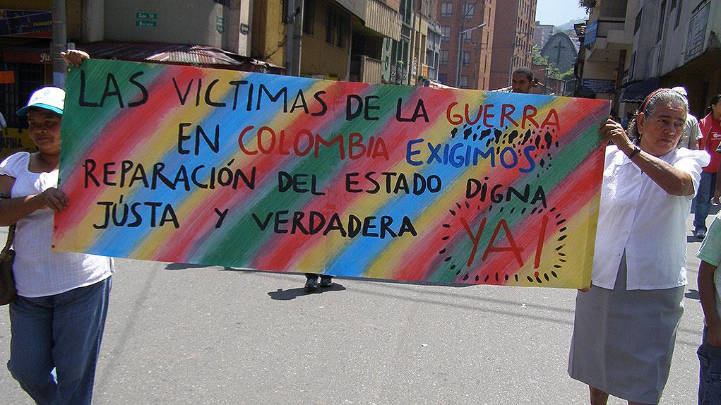 Mujer parada en la calle Descripción generada automáticamente con confianza media