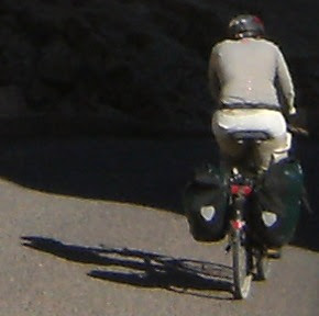 Miri on the Bike vor Schatten, Oued Mgoun, Rosental, Atlas-Gebirge, Marokko