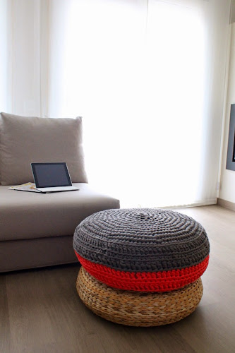 Not 2 late to craft: Puf de trapillo pel menjador / XXL crochet pouf for our living room