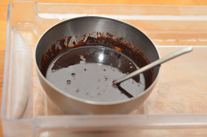 Бисквитный рулет в глазури. Шоколад для варки. Как готовить шоколадный суп. Как кипятить шоколад. Вареная глазурь