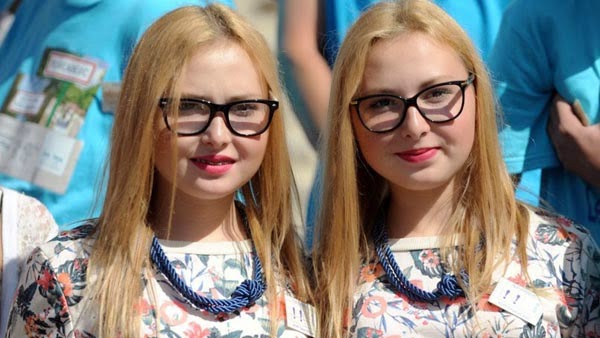 Foto Unik Peserta Kontes Kembar Identik 2014 di Prancis