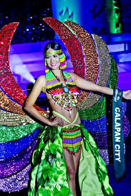 Iminomodelo ni Miss Philippines Earth 2012 Calapan City candidate Melanie Ann Belina ang kanyang taglay na ganda sa cultural wear competition.