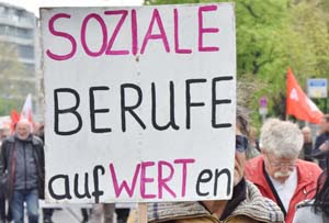 Streikende in Berlin mit Transparent: »Soziale Berufe aufWERTen«.