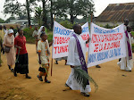 Les Chrétiens de la paroisse « Bienheureuse Anuarite» en pleine marche pacifique contre la balkanisation se dirigent vers la Cathédrale Notre Dame du Très Saint Rosaire pour  assister à une messe en faveur de la paix dans l’est de la RDC. Radio Okapi/Ph. Aliana Alipanagama