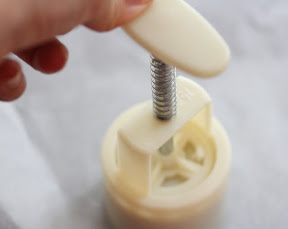 photo showing how to press the mooncake