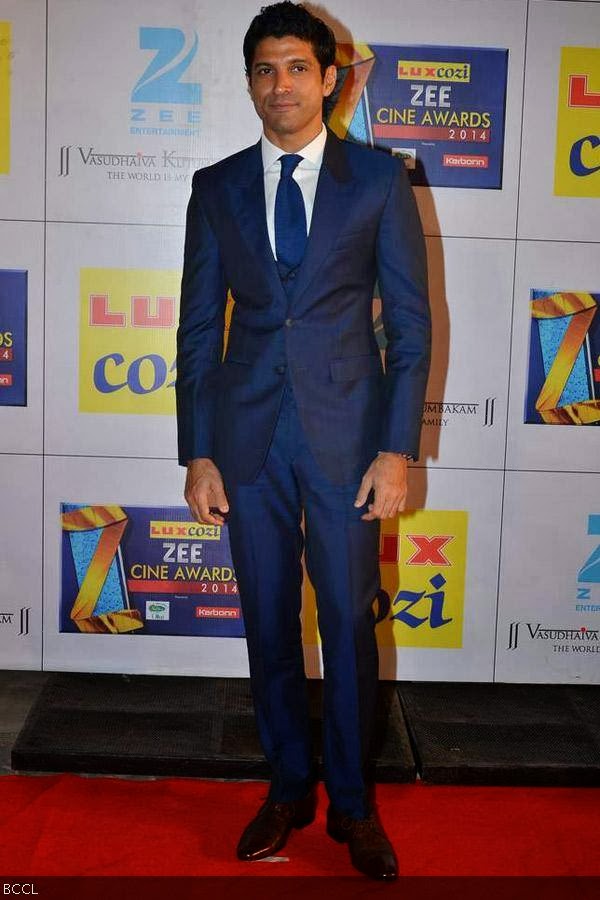 A dapper looking Farhan Akhtar walks the red carpet at the Zee Cine Awards 2014, held at Filmcity, in Mumbai, on February 08, 2014. (Pic: Viral Bhayani)