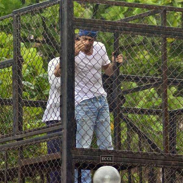 Shah Rukh Khan greets his fans on the occasion of Eid-ul-Fitr, outside his residence Mannat, on July 29, 2014.(Pic: Viral Bhayani)