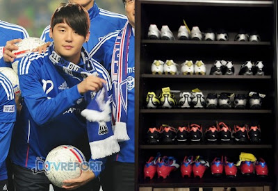 El amor de Kim Junsu por el fútbol revelado a traves de su colección de zapatillas de fútbol Soccersoccer