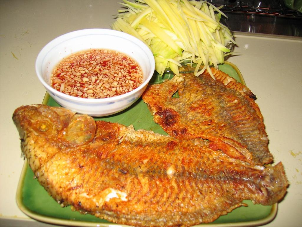 Mẹo hay khi rán cá mà không bị bắn và sát chảo Mẹo hay khi rán cá mà không bị bắn và sát chảo