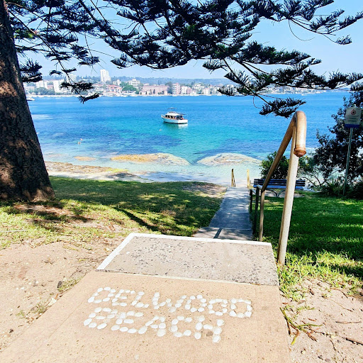 Delwood Beach logo