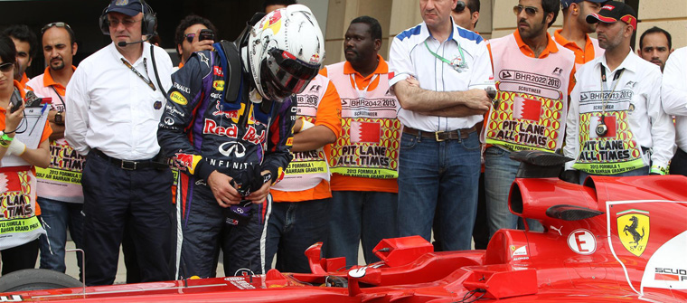 Sebastian Vettel examina el Ferrari de Fernando Alonso en Baréin 2013, Bahrein