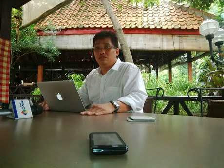 Zainal Tahir Memberikan Keterangan Aneh dan Bertele-tele Soal Foto Samad-Feriyani Zainal Tahir Memberikan Keterangan Aneh dan Bertele-tele Soal Foto Samad-Feriyani