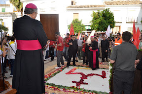 Entrega de la Cruz al Obispo de Córdoba