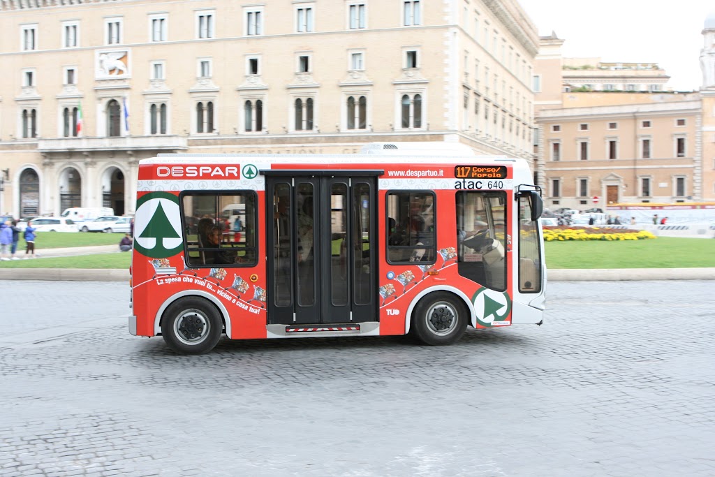 Im historischen Stadtzentrum verkehren kleine Elektrobusse.
