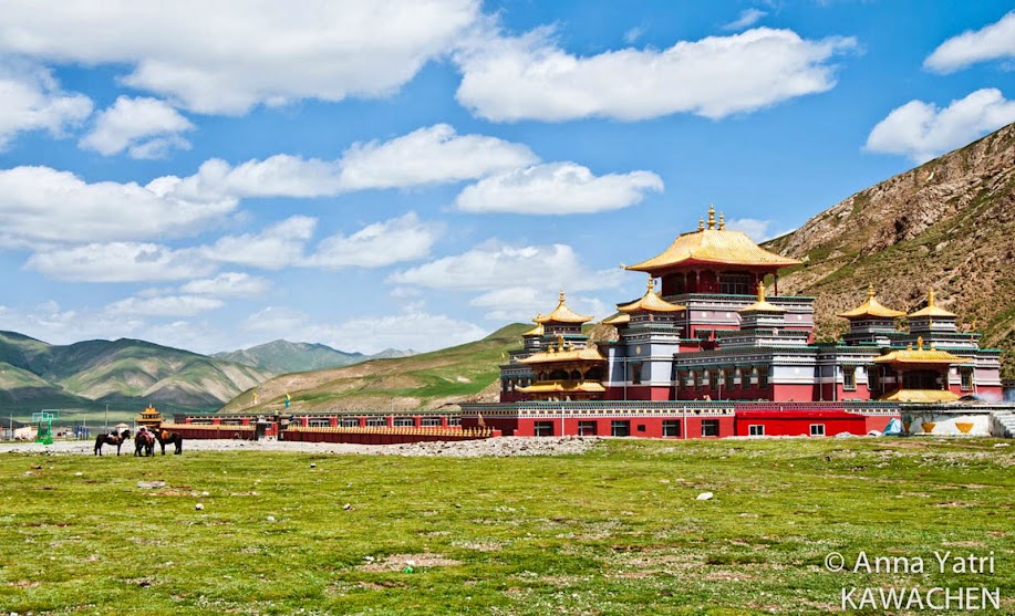Кора вокруг священной горы Амнье Мачен в Тибете