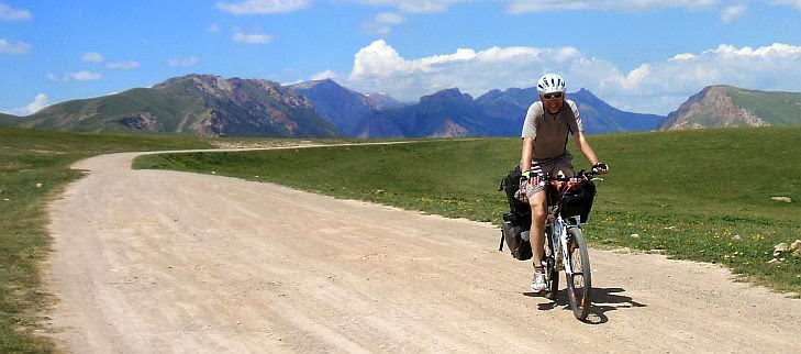 Chris on the Bike auf dem Korgo-Pass (3013 m, Korgoo), Kirgistan
