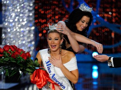 Miss America 2012 Laura Kaeppeler crowns Mallory Hytes Hagan of New York, the new Miss America during the 2013 Miss America Pageant at PH Live at Planet Hollywood Resort & Casino on January 12, 2013 in Las Vegas, Nevada.