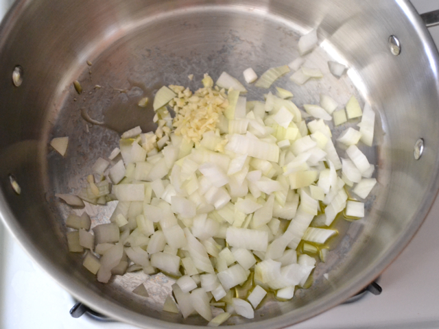 garlic and onion in pot 