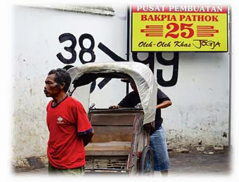 Abang tukang becak menunggu pelanggan berbelanja bakpia