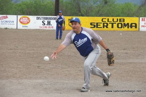 Juan Andrés Acevedo de SUTERM en el softbol del Club Sertoma