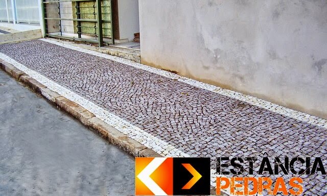 Mosaico Português de Granito