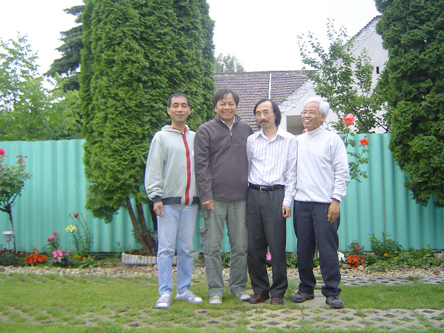 Tại vườn nhà Triều Ngỗng. Từ phải qua: Trụ, Thắng, Quang, Triều