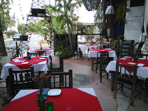 Restaurante Bar PARIS, 71983, Benito Juárez 52, Rinconada, Puerto Escondido, Oax., México, Bar restaurante | OAX