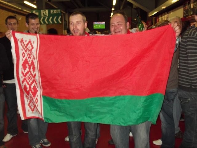 Фото на карнавале: белорусы сыграли на легендарном "Олд Траффорд"