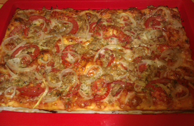 Pizza de atún tomate y cebolla en Ensalada de tomate, cebolla y atún