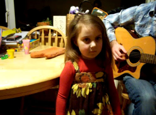 Video : ローワンちゃん5歳がケイトリン・ローズを愛らしくカバーした“Own Side Now”を聴いてみていいと思います