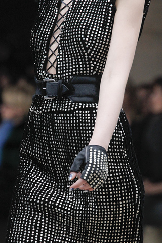 My BEADialogy...: A must see - Alexander MacQueen Fall RTW 2011 ...