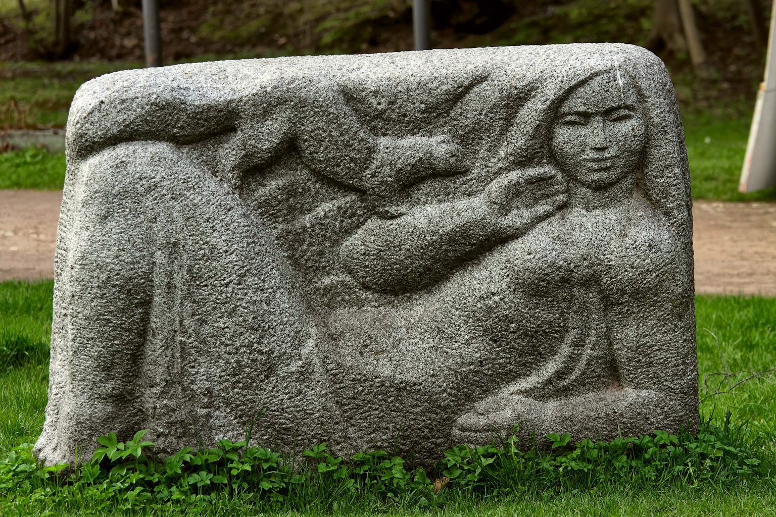 Статуи из камня