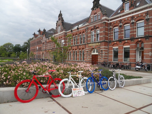 Amsterdam tre bici colorate come la bandiera olandese