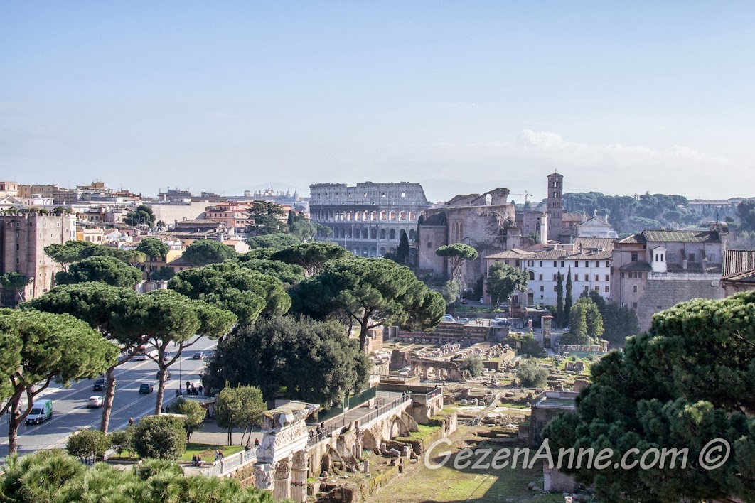 Roma Forumu ve Colosseum manzarası