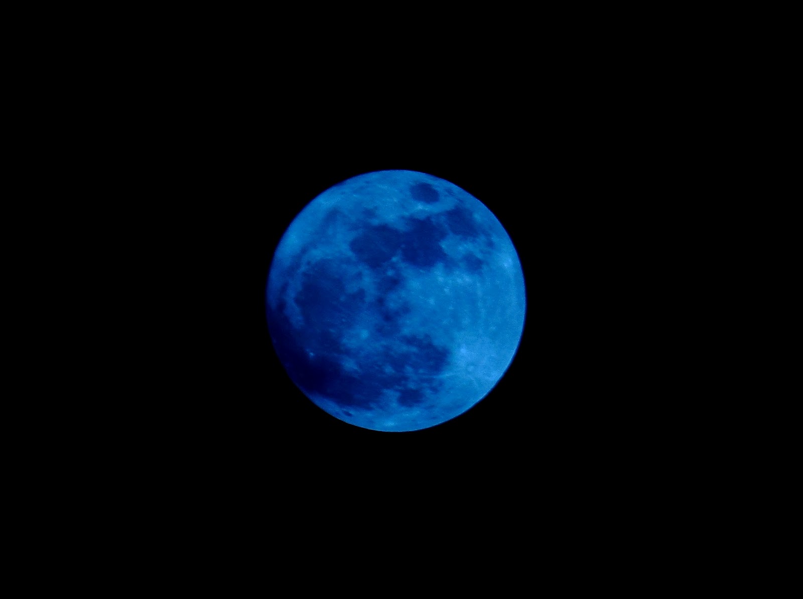 Темно синяя Луна