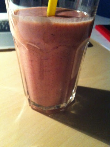 smoothie med mandelmælk smoothie med mandelmælk