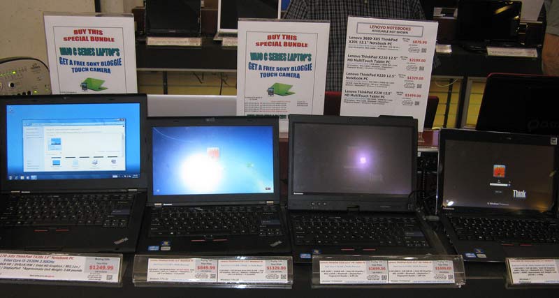 Бродвей, Нью-Йорк, США - 16 июня 2011 года Lenovo laptops