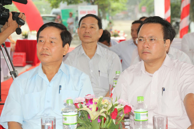rần Văn Hằng (trái) - Ủy viên T.Ư Đảng, Chủ nhiệm Ủy ban đối ngoại Quốc Hội dự lễ
