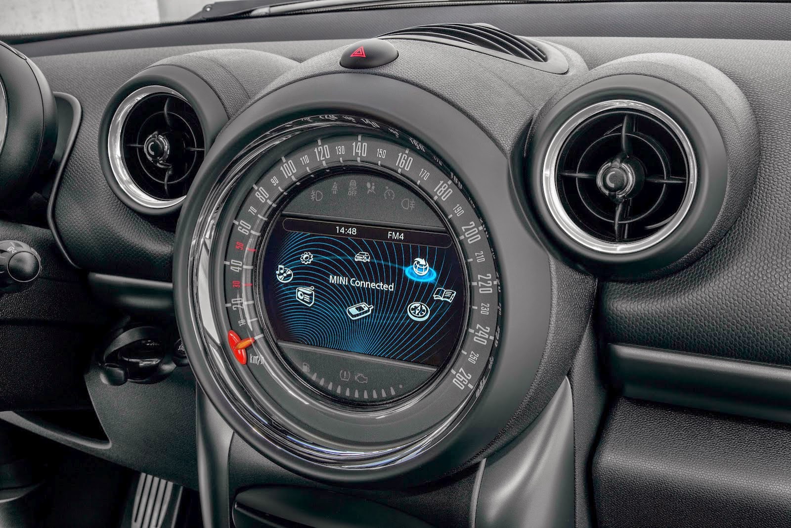 2015-Mini-Countryman-39.