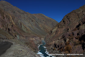Road from Nimmu to Chilling, runs parallel to the Zanskar river