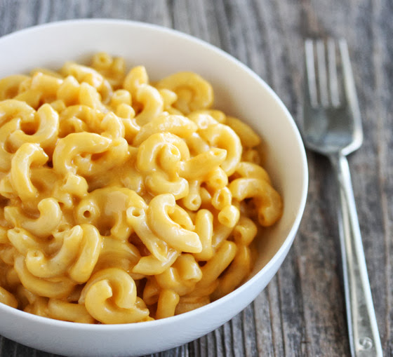 close-up photo of a bowl of macaroni and cheese